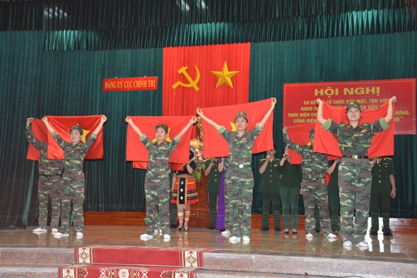 Nữ quân nhân Cục Chính trị “hóa thân” thành chiến sĩ đặc công trên sân khấu.